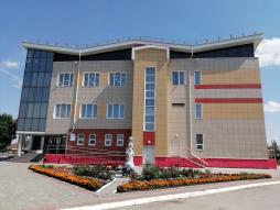 Здание Чановской детской школы искусств зафиксировано с восточной стороны. Вход в здание виден с левой стороны, оборудован пандусом и кнопкой вызова персонала